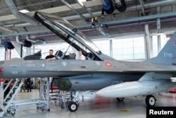 Президент України Володимир Зеленський і прем'єр-міністр Данії Метте Фредеріксен у літаку F-16 на авіабазі Скідструп у Данії, 20 серпня 2023 року