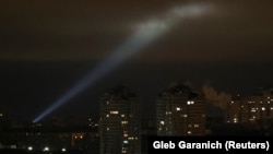 Також вранці 1 грудня повітряна тривога через загрозу ударних дронів була оголошена на півночі України. Про наслідки цієї атаки наразі не повідомлялося