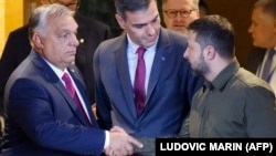 Ուկրաինայի նախագահ Վլադիմիր Զելենսկին և Հունգարիայի վարչապետ Վիկտոր Օրբանը ողջունում են միմյանց, արխիվ
