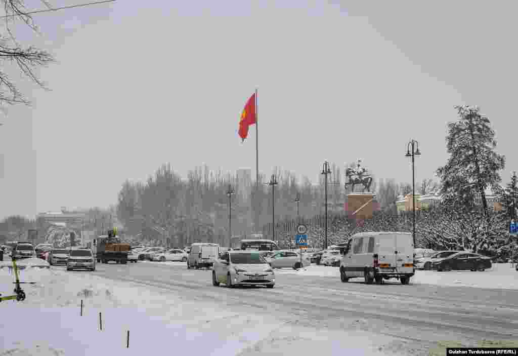 &ldquo;Кыргыз автожол&rdquo; ишканасы айдоочуларга кышкы дөңгөлөк салууну, чынжыр тагууну жана тыгын жаратпоо үчүн каршы тилкеге чыкпоону эскертет.