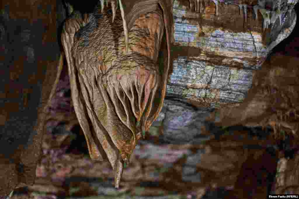 Još jedan zanimljiv oblik formiran od krečnjaka je tzv. Skenderbegova brada.