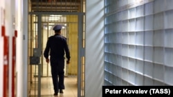 По данным организации, 5 февраля женщину задержали представители ФСБ по обвинению в «государственной измене»