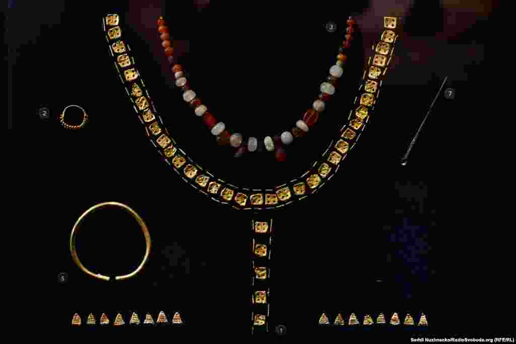 После окончания выставки в Амстердаме, в Украину вернули только 19 артефактов из коллекции киевского музея; на крымское собрание &mdash; 565 предметов со страховой стоимостью 1,5 млн евро &mdash; претендовала Россия, которая к тому времени уже аннексировала полуостров