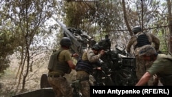 Украинские военные ведут огонь из гаубицы М777, архивное фото, 2023 год