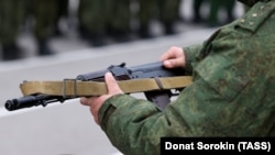 Свердловская область. Церемония вручения оружия мобилизованным гражданам. Архивное фото