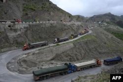 تر تاوتریخوالي وروسته په تورخم کې ګڼ مال وړونکي ګاډي ولاړ دي - پخوانی انځور.