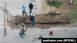 Ýerasty turbalary bejerýän işçiler (Arhiws uraty)