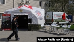 Мобильный призывной пункт для прохождения военной службы по контракту в российской армии в Симферополе. Крым, 15 апреля 2023 года