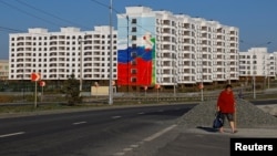 Новоотстроенные дома в Мариуполе с патриотическими муралами