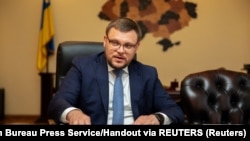 Обшуки в НАБУ застали його директора Семена Кривоноса в закордонному відрядженні, у Великій Британії. Нині він терміново повертається в Україну