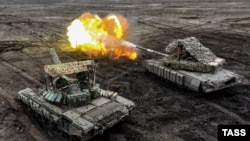 Танки Т-80 российской группировки войск «Днепр» на Запорожском направлении, апрель 2024 года. Архивное фото