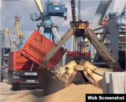 Окупанти вивозять зерно з окупованих українських територій в Росію через Маріупольський порт. Скріншот з проросійського телеграм-каналу