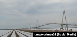 Оросительная система на поле для выращивания моркови возле села Березовка. Крым, март 2024 года