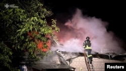 Пожежники працюють на місці житлового будинку, пошкодженого під час удару дронами, Київська область, 31 липня 2024 року