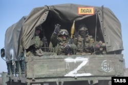 Российские военные в колонне техники армии РФ на марше под Волновахой. Донецкая область, март 2022 года