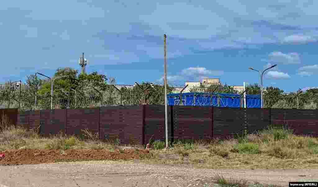 &laquo;Режимна&raquo; насосна каналізаційна станція поки що працює на Новофедорівку. Куди потім звідти зливаються нечистоти &ndash; невідомо. Раніше роками тутешня каналізація потрапляла в ставок Ківш та озеро Чокрак, що майже поряд із Сакським та ще п'ятьма озерами-лиманами