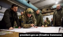 Президент України Володимир Зеленський (ліворуч) у передовому командному пункті оборонців Купʼянська на Харківщині, 30 листопада 2023 року. Поруч із ним – генерал Олександр Сирський, на той час керівник Офісу президента Андрій Єрмак та міністр оборони Рустем Умєров