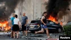 Մարդիկ Աշկելոնի փողոցներում՝ Գազայի հատվածից արձակված հրետակոծությունից հետո, 7-ը հոկտեմբերի, 2023թ․