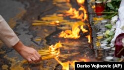 Osmoro dece i radnik obezbeđenja ubijeni su u sredu u oružanom napadu 13-godišnjeg učenika u beogradskoj Osnovnoj školi "Vladislav Ribnikar" (Na slici: Paljenje sveća za stradale u beogradskoj školi)