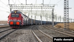 Поезд на путях «РЖД»