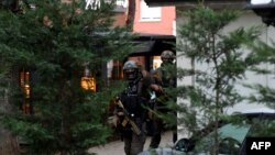 Kosovo je u ranoj fazi borbe protiv organizovanog kriminala, ocenjuje se u dokumentu. Kosovski policajci pretresaju restoran i zgradu u severnom delu Mitrovice, 29. septembra 2023.