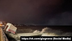 Комерційний об'єкт на набережній Алушти, який змило в море внаслідок шторму 26-27 листопада 2023 року