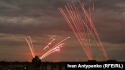 Украинские силы ПВО бьют по российским "Шахедам" в небе над ночным Херсоном