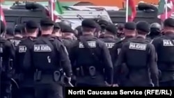 На видео видны сотрудники полка полиции специального назначения имени Ахмата Кадырова