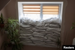 Мешки с песком в окнах роддома в Покровске, 29 июня 2022 года