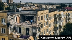 Пошкоджений російським ударом будинок у Нікополі, 15 серпня 2022 року