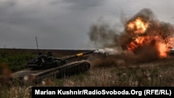 Українські танки стріляють на Донбасі, українські танкісти ЗСУ ведуть вогонь із закритих позицій у Донецькій області по армії РФ, 2022 рік