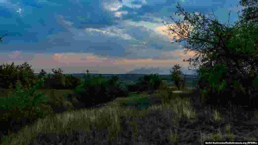 Тим часом на горизонті десь у глибокому тилу клубиться дим