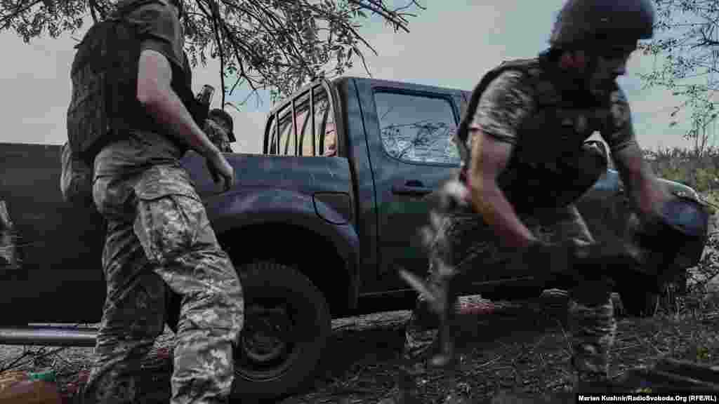 На місці бійці швидко розвантажують поповнення боєкомплекту і готуються застосувати міномет