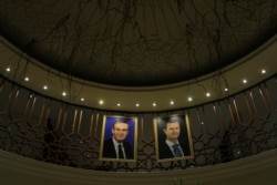 Портреты Башара Асада и его отца Хафеза Асада в главном фойе одного из дорогих отелей в Дамаске