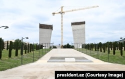 Строящаяся «Арка Победы» в Ханкенди, крупнейшем городе в регионе Нагорного Карабаха, который в то время, когда он находился под контролем этнических армян, был известен как Степанакерт.