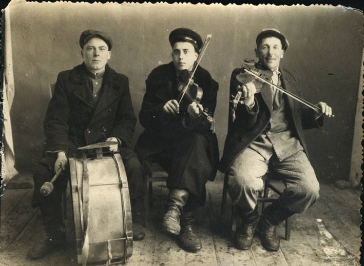 Українська танцювальна традиція розвивалася і за океаном, але місцевий музичний склад зазнав деяких змін. Який інструмент українські емігранти спочатку не використовували?