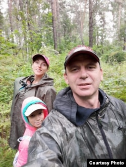 Михаил и Елена Афанасьевы с детьми. Хакасия