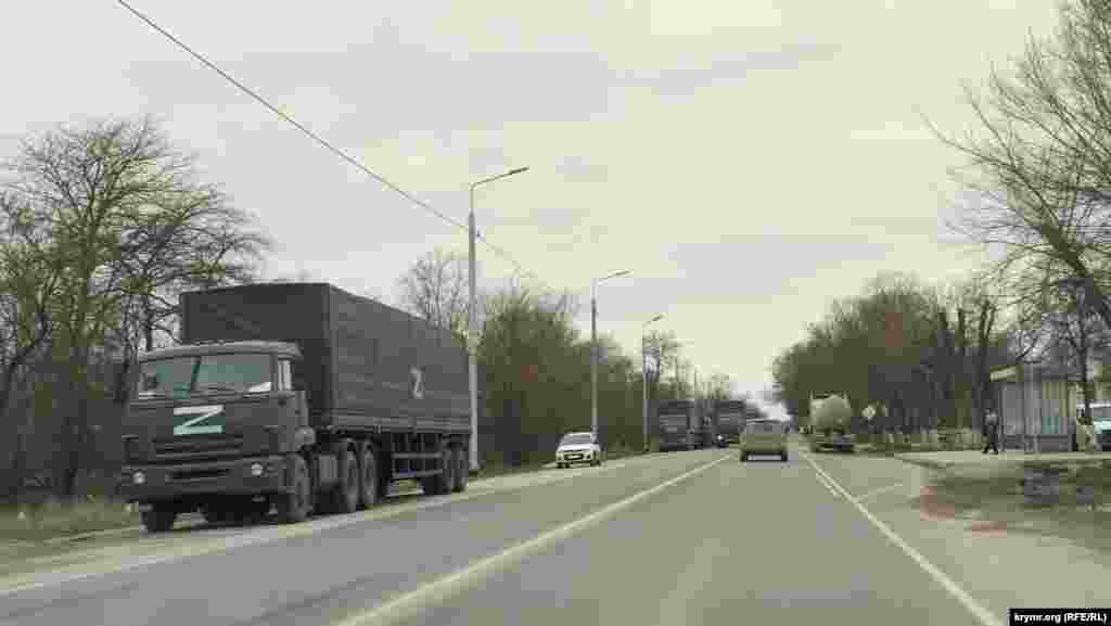 Колона військових &laquo;камазів&raquo; із розпізнавальними знаками "Z" у селі Оріхове Сакського району стоїть на узбіччі у напрямку руху у бік Сімферополя, номери автомобілів зафарбовані