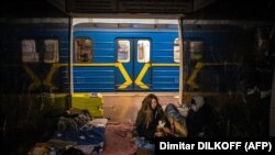 Підземні станції метро продовжують цілодобово працювати як укриття