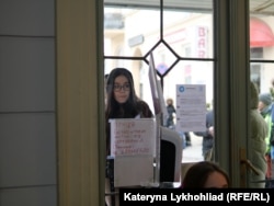 Прикордонний вокзал у Польщі рясніє оголошеннями про роботу для українців. Перемишль, 8 березня 2022 року