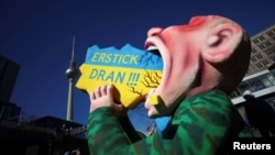 Скульптура Жака Тилли во время антивоенной демонстрации "Остановите войну" в Берлине, Германия, 13 марта 2022 года