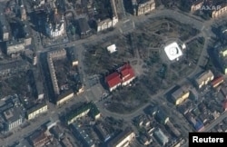 Супутникове фото Maxar драматичного театру Маріуполя, по обидва боки якого на площі написано великими літерами російською мовою слово «ДЕТИ». За різними даними, у театрі переховувалися від бомбардувань до 1, 5 тисячі маріупольців, переважно жінок із дітьми. 14 березня 2022 року