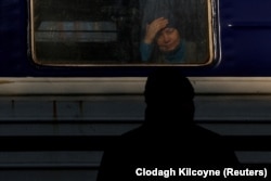 Тетяна дивиться на Анатолія з вікна евакуаційного потягу. Покровськ, 8 січня 2023 року