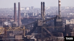 За словами жінки, захисникам Маріуполя наразі «дуже складно». Насамперед через те, що у них немає можливостей надавати медичну допомогу пораненим бійцям