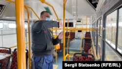 Аби поклеїти плівку на поручні одного трамваю, необхідно 5 людей та один робочий день