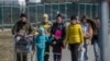 Сім'ї українських біженців перетинають кордон