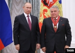 Президент Росії Володимир Путін нагороджує президента Курчатовського інституту Михайла Ковальчука орденом «За заслуги перед Вітчизною» II ступеня, 22 вересня 2016 року