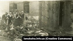 3 липня 1941 року. Рідні прийшли у двір тюрми на Лонцького, щоб знайти тіла своїх рідних, розстріляних НКВС 