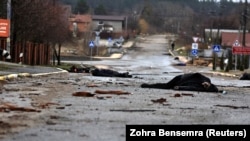 Тела погибших жителей Бучи на улице после отступления российских военных, 2 апреля 2022 года