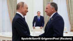 Президент России Владимир Путин поздравляет посланника Трампа Стива Уиткоффа во время встречи в Москве, Россия, 6 августа 2025 года